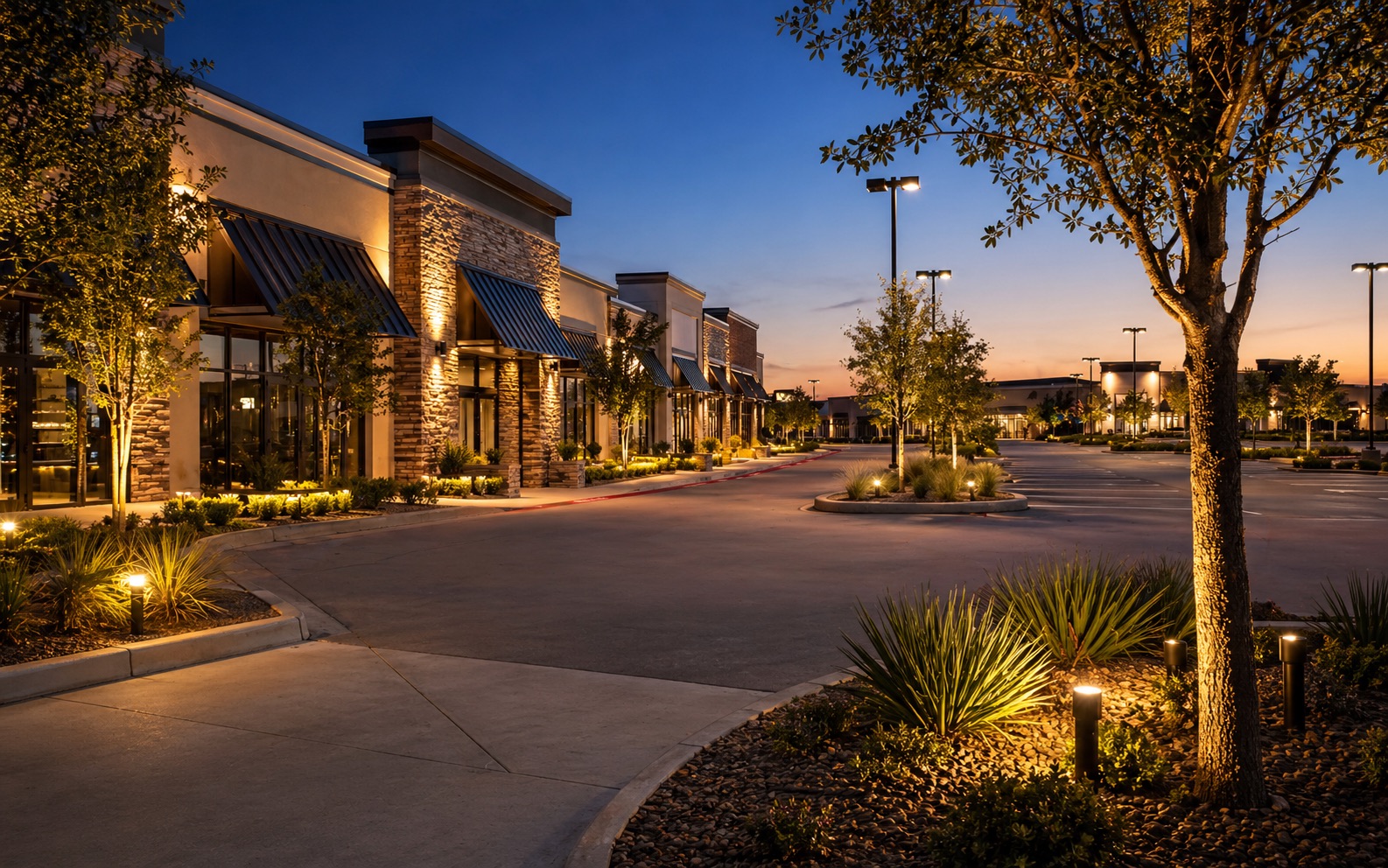 Retail and parking lot commercial landscape lighting